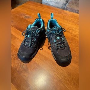 KEEN WATERPROOF SHOES IN EXCELLENT CONDITION SIZE 7 PERFECT FOR FALL HIKING.
